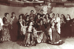 Цыганский ансамбль. В центре танцор Хабарка