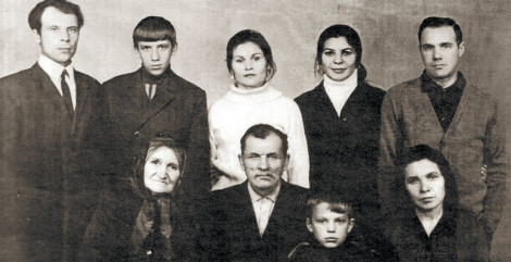 Семья Тишининовых. Н. Тишининова и С. Орехов — во втором ряду справа