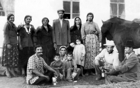 Цыганская семья Решетниковых в 1962 году. Крайний справа — отец, Александр Иванович Решетников. Мальчик на руках у мамы (справа) — будущий генерал