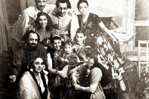 В середине — Ляля Черная, держит на руках Раду — дочку Константина Волшанинова. Слева от Ляли Черной Базюк, справа — Валентина Конденко, его жена. Вверху: справа — Нина Дударева, слева — К.Волшанинов, в середине — его брат Виктор, между ними – их двоюродная сестра Ольга Хрущенко. Внизу слева — Мария Волшанинова, родная сестра Константина и Виктора