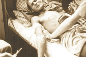 Концлагерь Дахау, Германия, 1944 год. Цыгане жертвы нацистских медицинских экспериментов. Изучалось воздействие морской воды, используемой в качестве питьевой