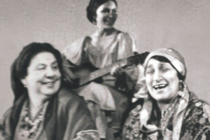 Артистки театра "Ромэн" Любовь Василькова, Вера Янковская и Александра Кононова