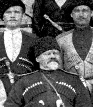 Образ Василий Михайлович, меценат школьного образования в ст. Старо-Титаровской (в центре)