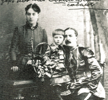 Федор Иванович Соколов, известный дирижер и гитарист, с семьей