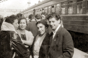 Лора Маштакова, выезд театра на гастроли. Справа Ким Халилов