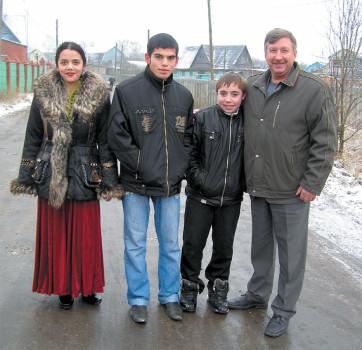 В цыганском поселке. Справа В. Печенкин