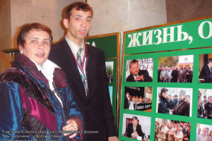 Участники Южного окружного молодежного форума «Мы – россияне» у фотовыставки, посвященной жизни г. Грозного