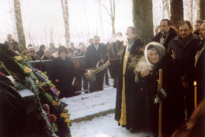 Памятник жертвам нацизма в деревне Александровка, Смоленская область, 2003 г.