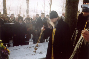 Памятник жертвам нацизма в деревне Александровка, Смоленская область, 2003 г.