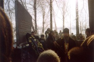 Памятник жертвам нацизма в деревне Александровка, Смоленская область, 2003 г.