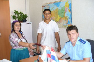 Следователь прокуратуры Вадим Маслов возвращает паспорта их законным владельцам Рамешу и Светлане Раду
