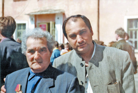 А. Антонов с отцом. 9 Мая 2001 года