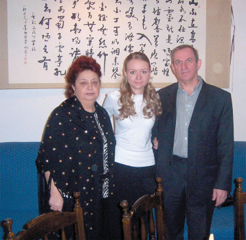 Галина, ее муж Владимир, полковник в отставке, с дочкой Дашей